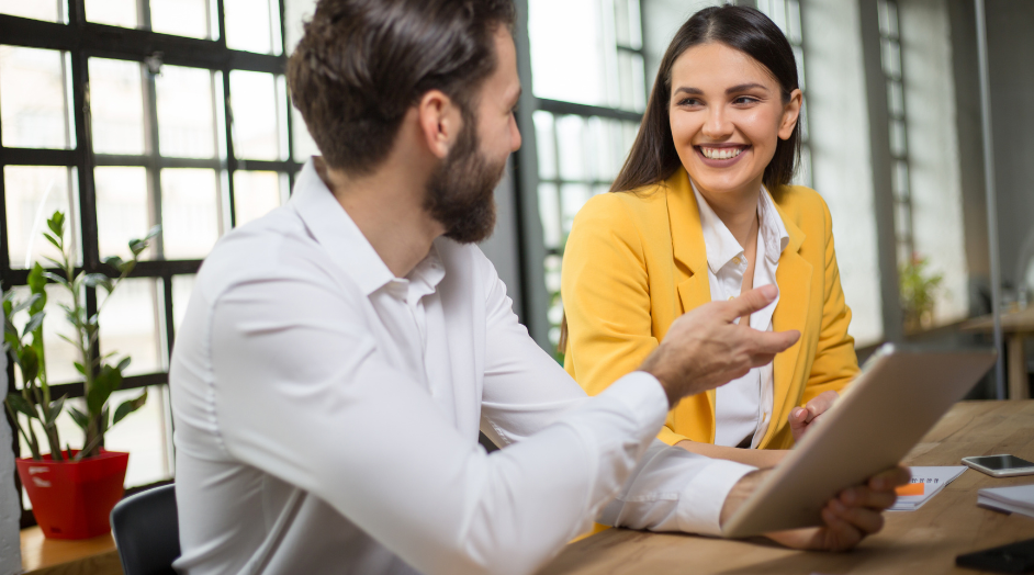 woman and financial advisor meeting to discuss mid-year financial planning